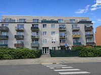 Byt 1kk s balkonem a parkovacím stáním, novostavba domu v Hostivicích ul. Ječná - vchod do domu