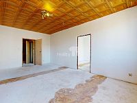 Prodej bytová jednotka 4+1 k rekonstrukci, osobní vlastnictví, 77,20m2, lodžie, sklep, ulice Lužická, Humpolec