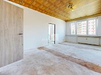 Prodej bytová jednotka 4+1 k rekonstrukci, osobní vlastnictví, 77,20m2, lodžie, sklep, ulice Lužická, Humpolec