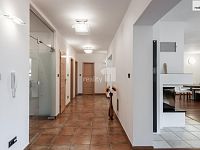 Prodej prostorného rodinného domu 432 m2, 7+kk s bazénem a zahradou, Praha – Královice - 18