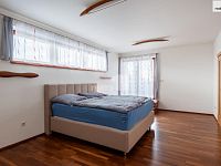 Prodej prostorného rodinného domu 432 m2, 7+kk s bazénem a zahradou, Praha – Královice - 20