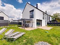 Prodej nového doku 6+kk, terasa, pozemek 421 m2, příjemná lokalita, Veleň