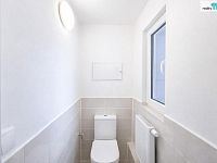 Byt 1kk, 37 m2 s balkonem a parkovacím stáním v Nehvizdech - WC s oknem