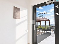 Nový byt 2+kk, 51,2 m² + lodžie 5,7 m², novostavba Skanska | Praha 12 Modřany - vchod na komunitní terasu