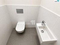 Nový byt 2+kk, 51,2 m² + lodžie 5,7 m², novostavba Skanska | Praha 12 Modřany - WC