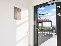 Nový byt 2+kk, 51,2 m² + lodžie 5,7 m² + sklep 5,9 m2, novostavba Skanska | Praha 12 Modřany - vchod na komunitní terasu