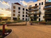 Nový byt 2+kk, 51,2 m² + lodžie 5,7 m² + sklep 5,9 m2, novostavba Skanska | Praha 12 Modřany - vnitroblok se západem slunce
