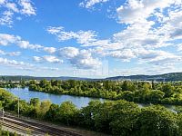 Nový byt 2+kk, 51,2 m² + lodžie 5,7 m² + sklep 5,9 m2, novostavba Skanska | Praha 12 Modřany - výhled ze střechy na řeku