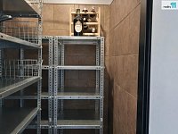   Designový byt 3+kk po kompletní rekonstrukci, 73,6 m2 v Průhonicích, kompletně zařízený - komora před bytem