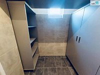   Designový byt 3+kk po kompletní rekonstrukci, 73,6 m2 v Průhonicích, kompletně zařízený - sklep se šatnou a oknem