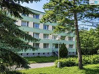   Designový byt 3+kk po kompletní rekonstrukci, 73,6 m2 v Průhonicích, kompletně zařízený - vchod do domu
