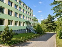   Designový byt 3+kk po kompletní rekonstrukci, 73,6 m2 v Průhonicích, kompletně zařízený - vchod do domu
