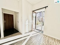 Byt 2+kk/T, 35m2 v Praze 9 ul. Českobrodská - vstup na terasu