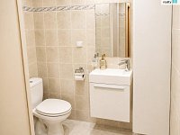 Byt 3+kk/komora, 50 m2 v Praze 4, Michle ul. Jihlavská  - koupelna se sprchovým koutem a WC