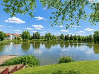 Stavební pozemek v Libni u Libře (Dolní Břežany) - rybník v obci