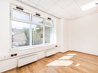 Pronájem světlé kanceláře 46 m² s možností garážového stání, Praha 10 – Vršovice