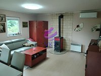 Prodej chaty 40 m2 , celoročně obyvatelné, Březová - Oleško, Praha - západ - pokoj - krb.jpg