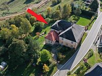 PRODEJ APARTMÁNOVÉHO DOMU "OBECNÁ ŠKOLA", SVĚTLÍK OKR. ČESKÝ KRUMLOV - DJI_0800 - šipka.jpg