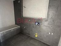 Prodej bytu 2+kk v novostavbě rodinného domu se zahradou v Kaplici - Koupelna nejnovější Kaplice.jpeg