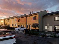 Prodej novostavby krajního řadového domu o dispozici 5kk a velikosti 144 m2 se zahradou v Kaplici - Ulice_zdola - západ.jpg