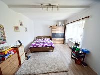 Pronájem bytu 2+1 - 65 m² v Hořicích na Šumavě s velkou zahradou.