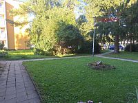 Prodej bytu v OV 2+1 s lodžií, šatnou a sklepem ul. Jakuba Obrovského Brno-Bystrc - před domem a parkování.jpg