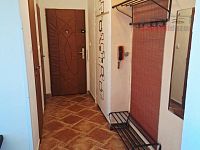 Prodej bytu v OV 2+1 s lodžií, šatnou a sklepem ul. Jakuba Obrovského Brno-Bystrc - předsíň.jpg