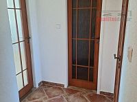 Prodej bytu v OV 2+1 s lodžií, šatnou a sklepem ul. Jakuba Obrovského Brno-Bystrc - předsíň2.jpg