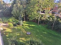 Prodej bytu v OV 2+1 s lodžií, šatnou a sklepem ul. Jakuba Obrovského Brno-Bystrc - zahrada za domem.jpg