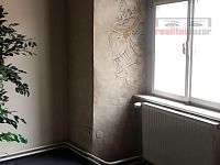 Městský dům v centru Jihlavy, 3NP, bydlení i komerce, volné prostory - 2NP - okna do ulice