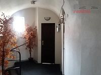 Městský dům v centru Jihlavy, 3NP, bydlení i komerce, volné prostory - Chodba 2NP, WC