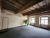 Městský dům v centru Jihlavy, 3NP, půda, sklep, komerce i bydlení, volné prostory - 20251002_121627.jpg