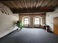 Městský dům v centru Jihlavy, 3NP, půda, sklep, komerce i bydlení, volné prostory - 20251002_121737.jpg