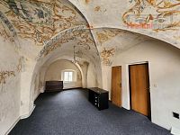 Městský dům v centru Jihlavy, 3NP, půda, sklep, komerce i bydlení, volné prostory - 20251002_121910.jpg