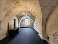 Městský dům v centru Jihlavy, 3NP, půda, sklep, komerce i bydlení, volné prostory - 20251002_121958.jpg