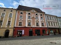 Městský dům v centru Jihlavy, 3NP, půda, sklep, komerce i bydlení, volné prostory - 20251002_123032.jpg