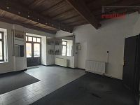 Městský dům v centru Jihlavy, 3NP, půda, sklep, komerce i bydlení, volné prostory - Volný prostor 1NP