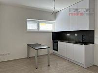 Pronájem částečně zařízeného bytu 1+kk s prostornou terasou (10,9m2) na ul. Hlinecká, Brno-Žebětín