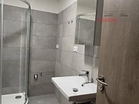 Pronájem bytu 1+kk s terasou 65 m² – Brno‑Žebětín, Křepelčí - IMG_0513.jpeg