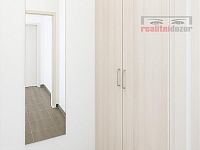 Pronájem kompletně zařízeného bytu 1+kk s terasou, šatnou a sklepem Brno-Žebětín, ul. Sentická - šatna.jpg