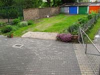 Nájem bytu 1kk  - ul. Hybešova, zařízená garsoniera 27 m2, lodžie, pračka, lednička - 11_dvůr domu