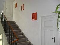 Nájem bytu 1kk  - ul. Hybešova, zařízená garsoniera 27 m2, lodžie, pračka, lednička - 12_chodba domu