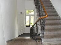 Nájem bytu 1kk  - ul. Hybešova, zařízená garsoniera 27 m2, lodžie, pračka, lednička - 13_chodba domu