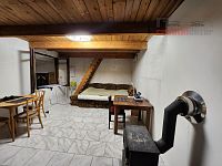 Pronájem oplocené zahrady s chatou, 941 m2, veškeré IS, udírna, k.ú. Bohunice - Obytná místnost