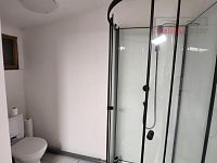 Pronájem oplocené zahrady s chatou, 941 m2, veškeré IS, udírna, k.ú. Bohunice - WC + sprch. kout