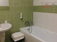Říčky v O.h. - vybavený apartmán (byt) Orlické hory, 49m2 + terasa 6 m2 - koupelna 2.jpg