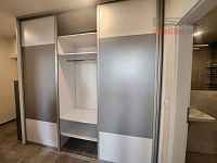 Nájem bytu 2kk 50 m2, část. vybavený, vč. spotřebičů, sklep 5 m2 - Skříň na chodbě
