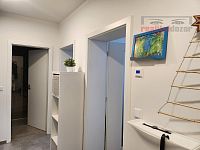 Nájem bytu 2kk 50 m2, perfektní stav, vybavený, vč. spotřebičů - Chodba