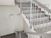Nájem bytu 2kk 50 m2, perfektní stav, vybavený, vč. spotřebičů - Schodiště domu