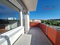 Nájem bytu 2+kk s balkonem (14,50) a sklepem (2,57 m2) v Brně-Žebětíně na ul. Chvalovka, novostavba - balkon.jpg
